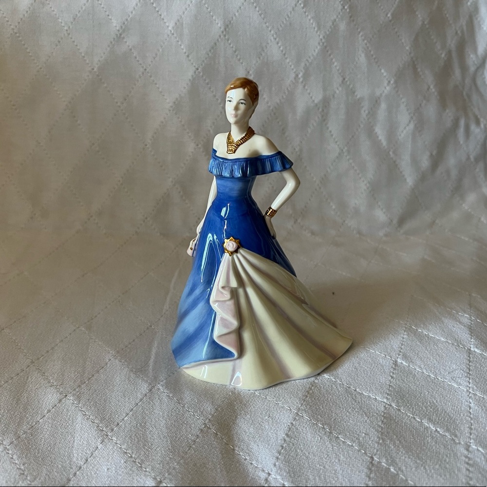 2006 Royal Doulton pretty lady SIGNED!!!